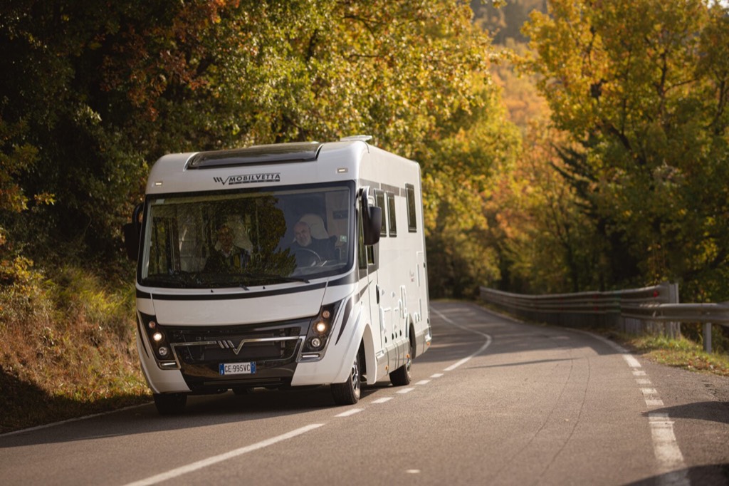 Mobilvetta K-Yacht Tekno Line auf einer Landstraße