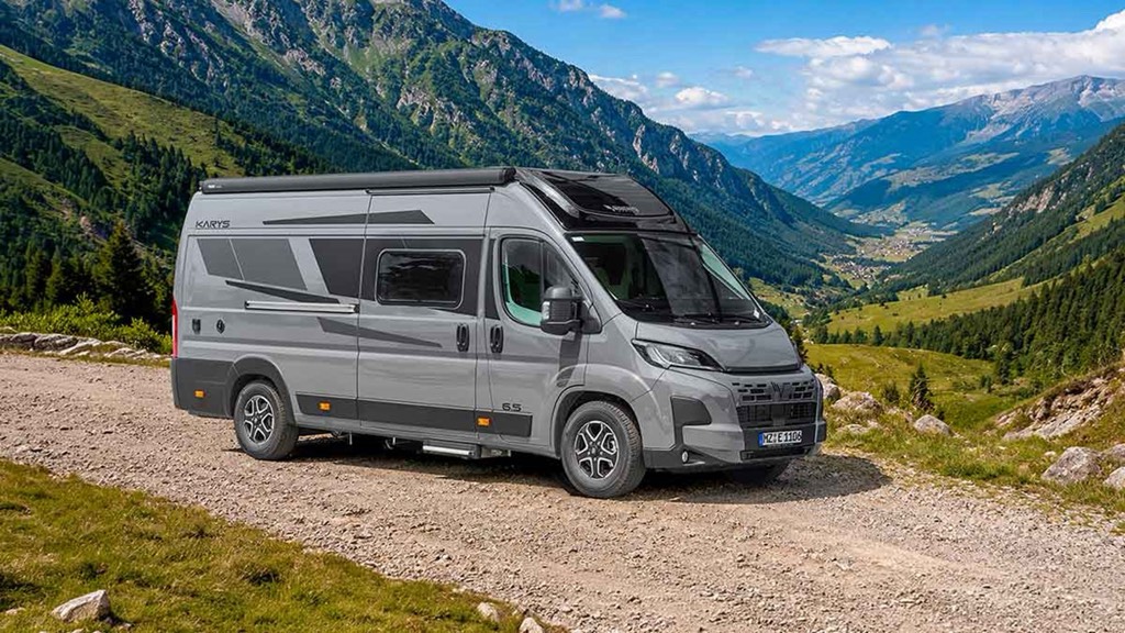Mobilvetta Karys 6.5 Campervan in Expedition Grey in den Bergen